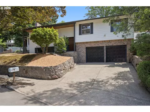 Exterior - 860 NW Battaglia Ave, Gresham, OR 97030 photo 2 of 7