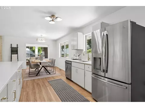 Kitchen - 860 NW Battaglia Ave, Gresham, OR 97030 photo 6 of 6