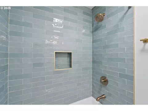Bath - 860 NW Battaglia Ave, Gresham, OR 97030 photo 3 of 4
