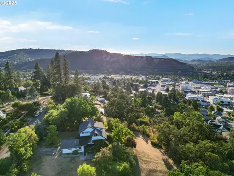 1254 SE Reservoir Ave, Roseburg, OR 97470