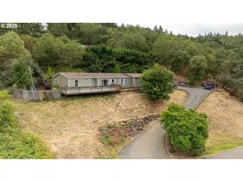 769 SE Fisher Dr, Roseburg, OR 97470