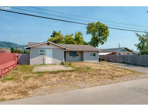 388 Tanbark Rd, Brookings, OR 97415