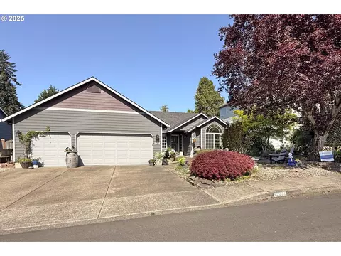 12737 SE Weedman Ct, Oak Grove, OR 97222