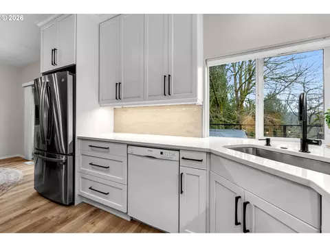 Kitchen - 43 SE 46th Dr, Gresham, OR 97080 photo 4 of 6