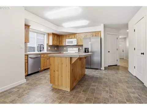 Kitchen - 581 SE 204th Pl, Gresham, OR 97030 photo 5 of 6
