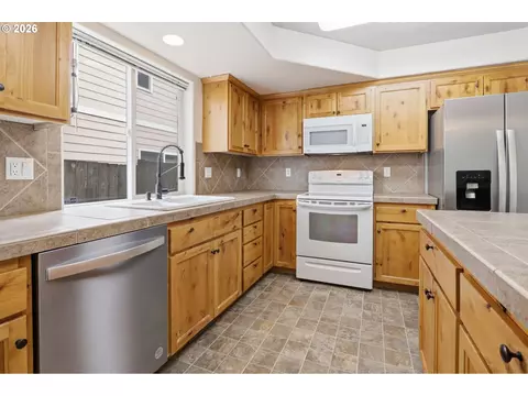 Kitchen - 581 SE 204th Pl, Gresham, OR 97030 photo 3 of 6