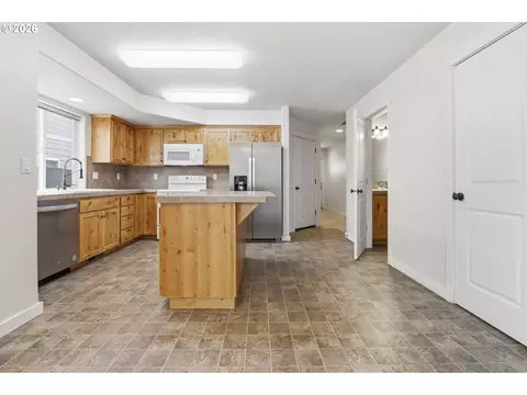Kitchen - 581 SE 204th Pl, Gresham, OR 97030 photo 6 of 6