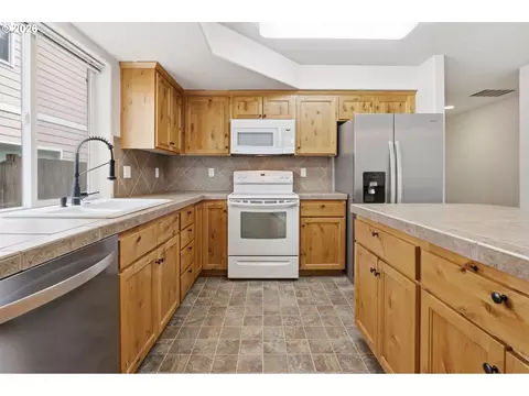 Kitchen - 581 SE 204th Pl, Gresham, OR 97030 photo 4 of 6