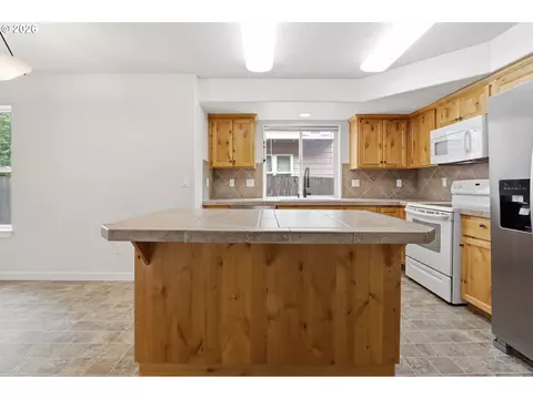Kitchen - 581 SE 204th Pl, Gresham, OR 97030 photo 2 of 6