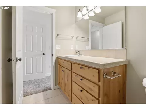 Bath - 581 SE 204th Pl, Gresham, OR 97030 photo 2 of 4