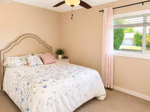 Bedroom - 280 SEvelyn Ave, Gresham, OR 97080 photo 2 of 3