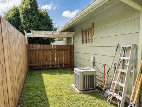 Exterior - 280 SEvelyn Ave, Gresham, OR 97080 photo 4 of 8