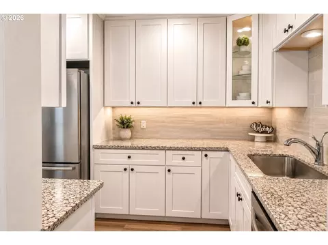 Kitchen - 280 SEvelyn Ave, Gresham, OR 97080 photo 2 of 3