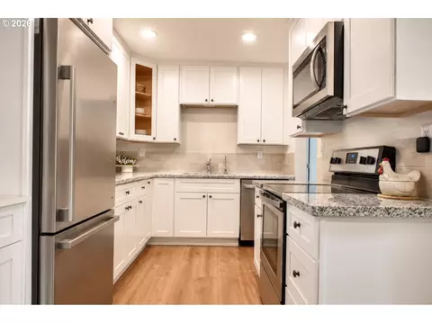 Kitchen - 280 SEvelyn Ave, Gresham, OR 97080 photo 1 of 3