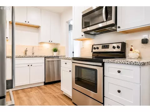Kitchen - 280 SEvelyn Ave, Gresham, OR 97080 photo 3 of 3