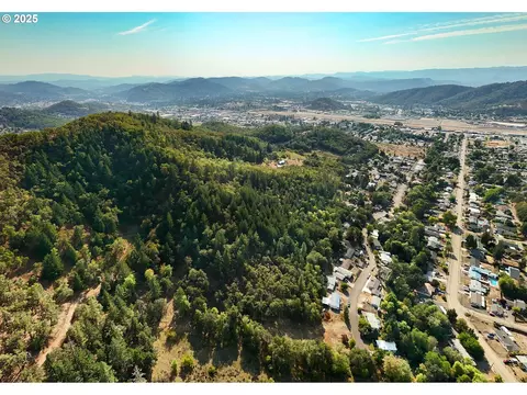 0 NE Carmen St, Roseburg, OR 97470