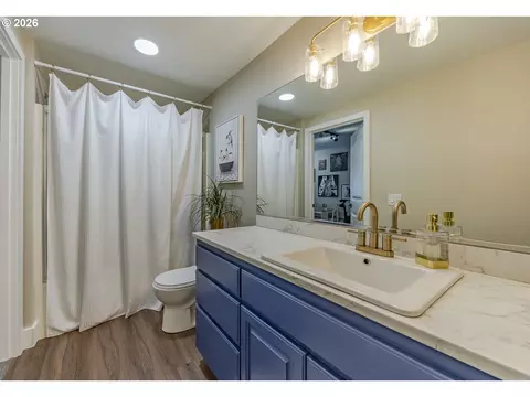 Bath - 3071 Soloman Loop, Eugene, OR 97405 photo 5 of 5