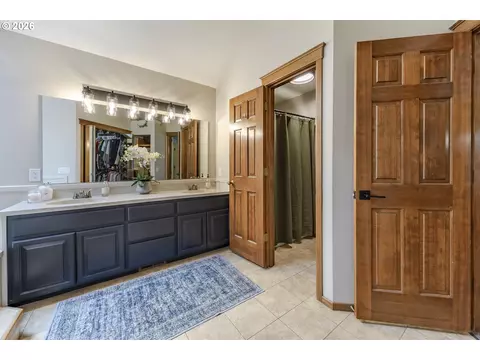 Bath - 3071 Soloman Loop, Eugene, OR 97405 photo 3 of 5