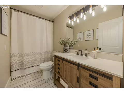 Bath - 3071 Soloman Loop, Eugene, OR 97405 photo 4 of 5