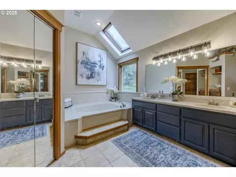 Bath - 3071 Soloman Loop, Eugene, OR 97405 photo 2 of 5