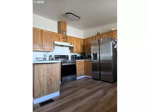 Kitchen - 225 NE Marshall Loop, Boardman, OR 97818 photo 1 of 4