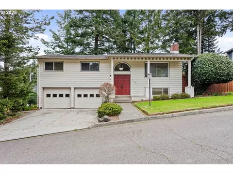 1140 Oakway Dr, Coos Bay, OR 97420
