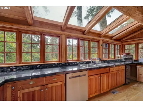 Kitchen - 84771 Murdock Rd, Eugene, OR 97405 photo 4 of 6