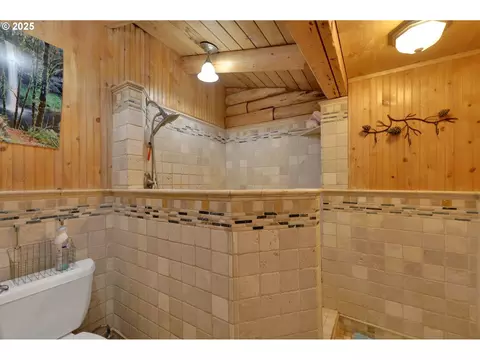 Bath - 84771 Murdock Rd, Eugene, OR 97405 photo 3 of 5