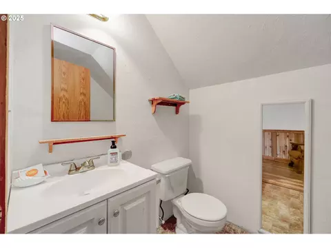 Bath - 84771 Murdock Rd, Eugene, OR 97405 photo 5 of 5