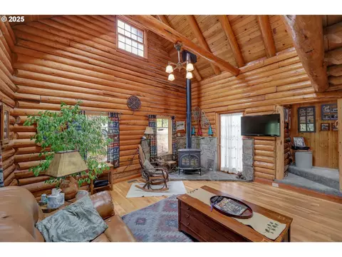Living - 84771 Murdock Rd, Eugene, OR 97405 photo 3 of 3