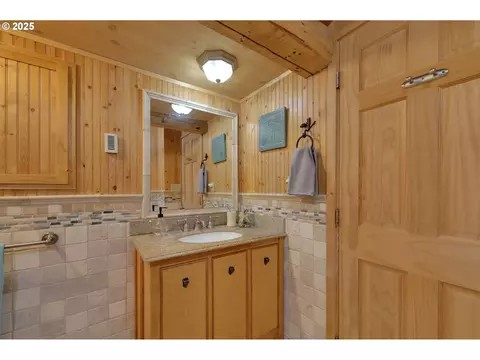 Bath - 84771 Murdock Rd, Eugene, OR 97405 photo 2 of 5