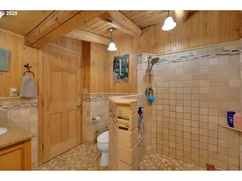Bath - 84771 Murdock Rd, Eugene, OR 97405 photo 4 of 5
