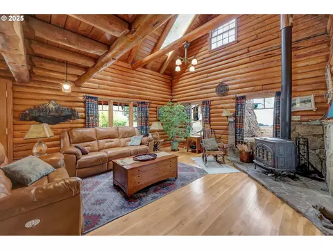 Living - 84771 Murdock Rd, Eugene, OR 97405 photo 1 of 3