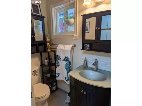 Bath - 2302 Cedar Pl, Longview, WA 98632 photo 2 of 4