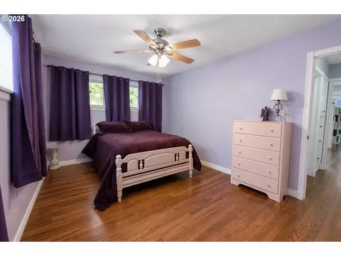 Bedroom - 2302 Cedar Pl, Longview, WA 98632 photo 3 of 6