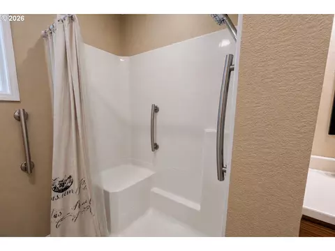 Bath - 2302 Cedar Pl, Longview, WA 98632 photo 1 of 4