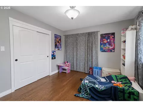 Bedroom - 2302 Cedar Pl, Longview, WA 98632 photo 5 of 6