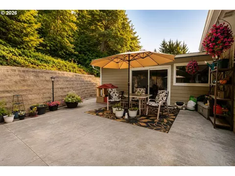 Exterior - 2302 Cedar Pl, Longview, WA 98632 photo 2 of 6