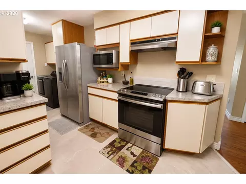 Kitchen - 2302 Cedar Pl, Longview, WA 98632 photo 1 of 2