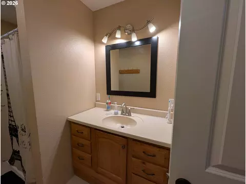 Bath - 2302 Cedar Pl, Longview, WA 98632 photo 4 of 4