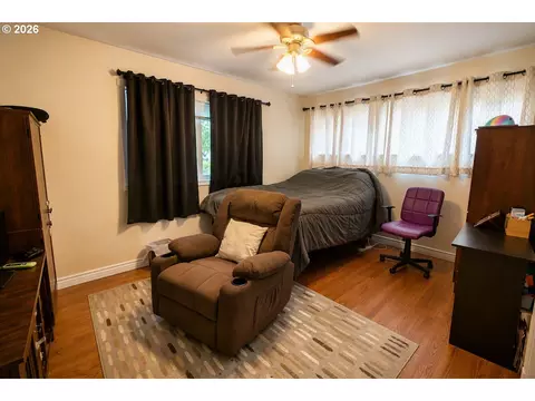 Bedroom - 2302 Cedar Pl, Longview, WA 98632 photo 6 of 6