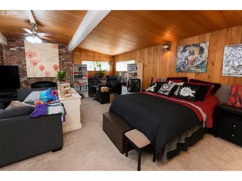 Bedroom - 2302 Cedar Pl, Longview, WA 98632 photo 2 of 6