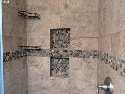 Bath - 2302 Cedar Pl, Longview, WA 98632 photo 3 of 4