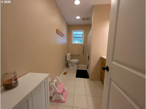 Entry Way - 2302 Cedar Pl, Longview, WA 98632 photo 1 of 1