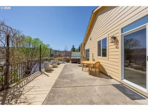 Exterior - 420 Backwater Loop, Sutherlin, OR 97479 photo 4 of 9