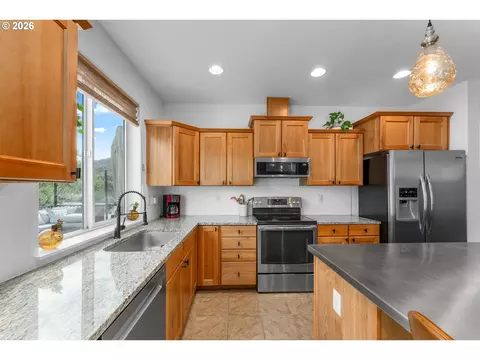 Kitchen - 420 Backwater Loop, Sutherlin, OR 97479 photo 2 of 4