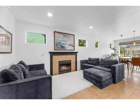 Living - 420 Backwater Loop, Sutherlin, OR 97479 photo 3 of 4