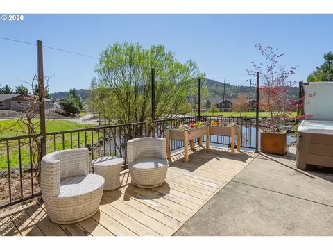 Exterior - 420 Backwater Loop, Sutherlin, OR 97479 photo 5 of 9