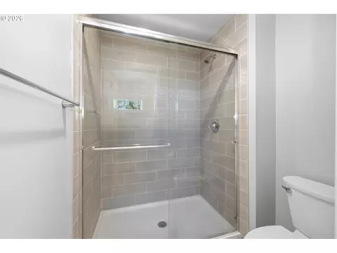 Bath - 3704 Rockcress Rd, Eugene, OR 97403 photo 2 of 6