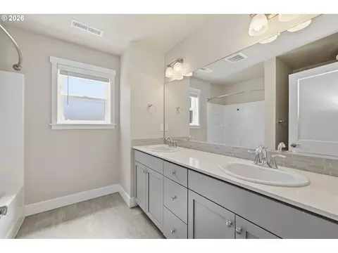 Bath - 3704 Rockcress Rd, Eugene, OR 97403 photo 4 of 6